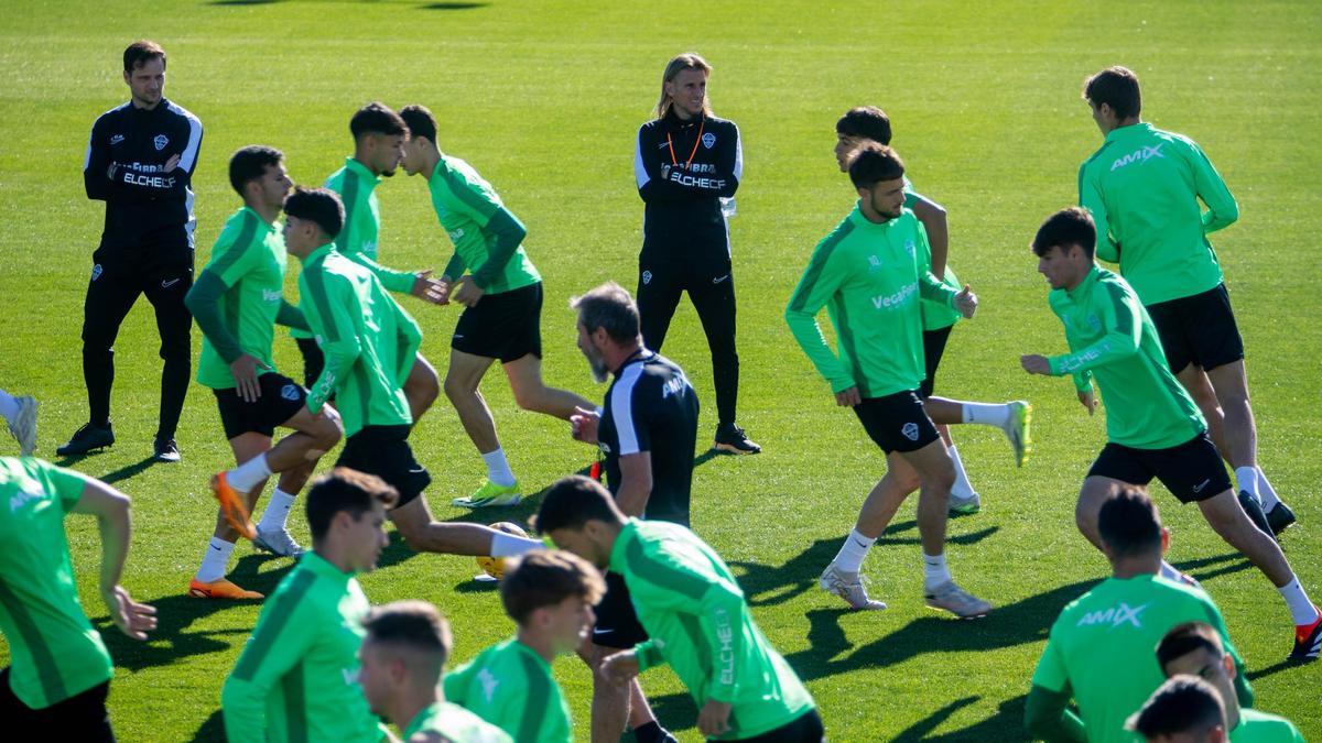 Beccacece observa a sus futbolistas, durante un entrenamiento, en el campo Díez Iborra