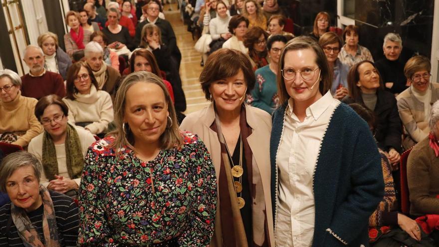 Por la izquierda, Marta Magadán, coordinadora del ciclo, Nativel Preciado y Elena Fernández-Pello, ayer, antes de comenzar la charla en el salón de té del teatro Campoamor.