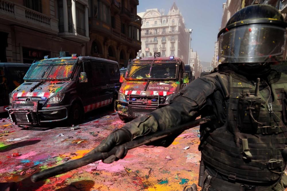 Choques entre independentistas y mossos en Barcelona