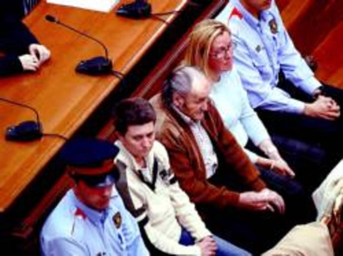 Anabel Toyas (esquerra), Joan Sesplugues i Carme Badia escolten el veredicte, ahir.