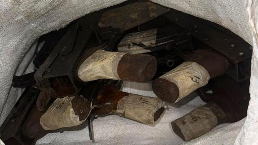 Els Mossos vinculen els Kalàixnikov abandonats a l’AP-7 a l'Alt Empordà amb grups criminals del narcotràfic
