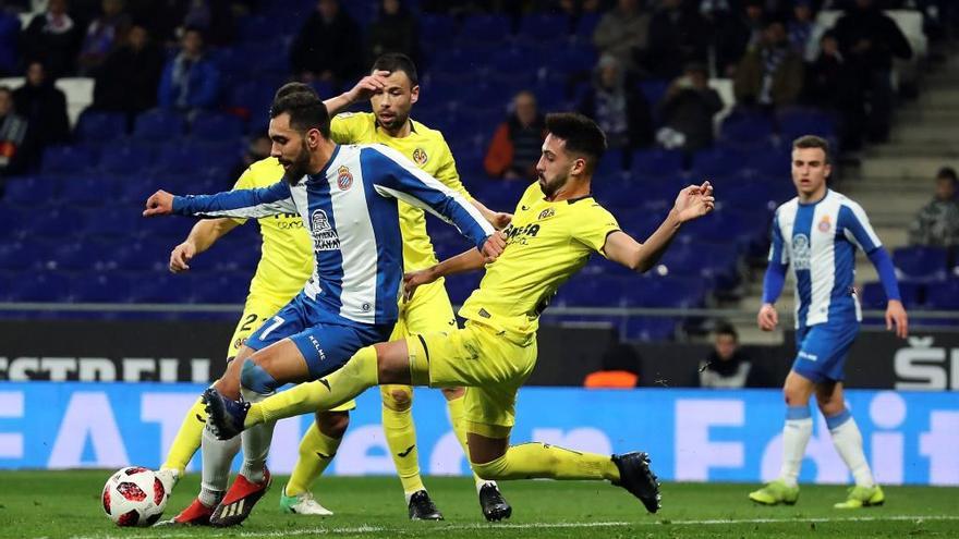 Borja Iglesias lucha por el balón con el defensa del Villarreal Pepe Castaño, esta temporada.