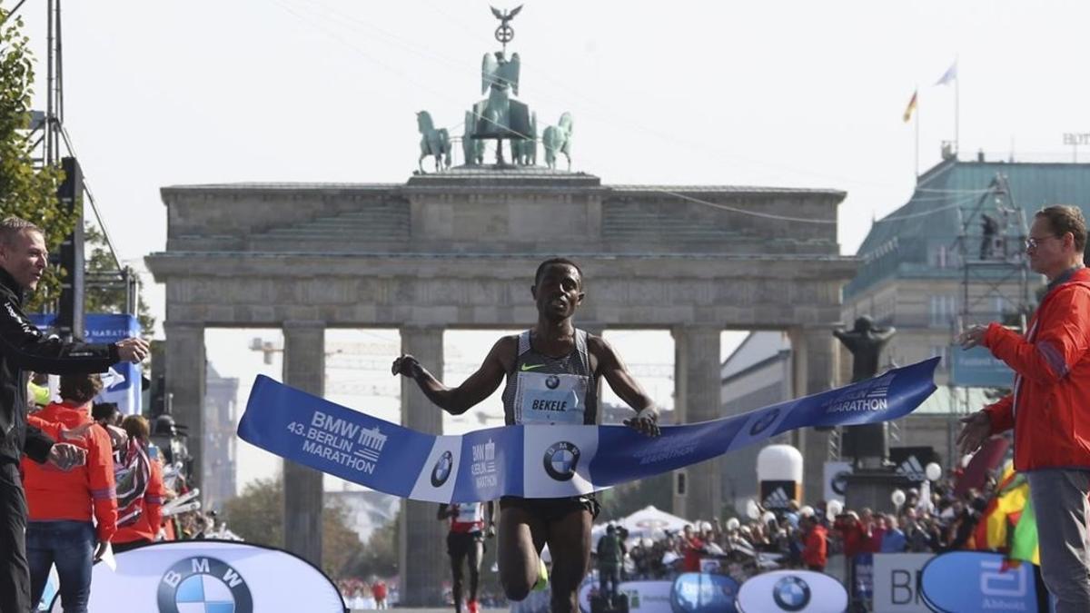 Kenenisa Bekele cruza la meta del Maratón de Berlín.