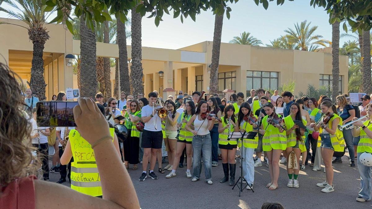 Alumnos y profesores del Conservatorio de Música se concentran por el mal estado de las instalaciones