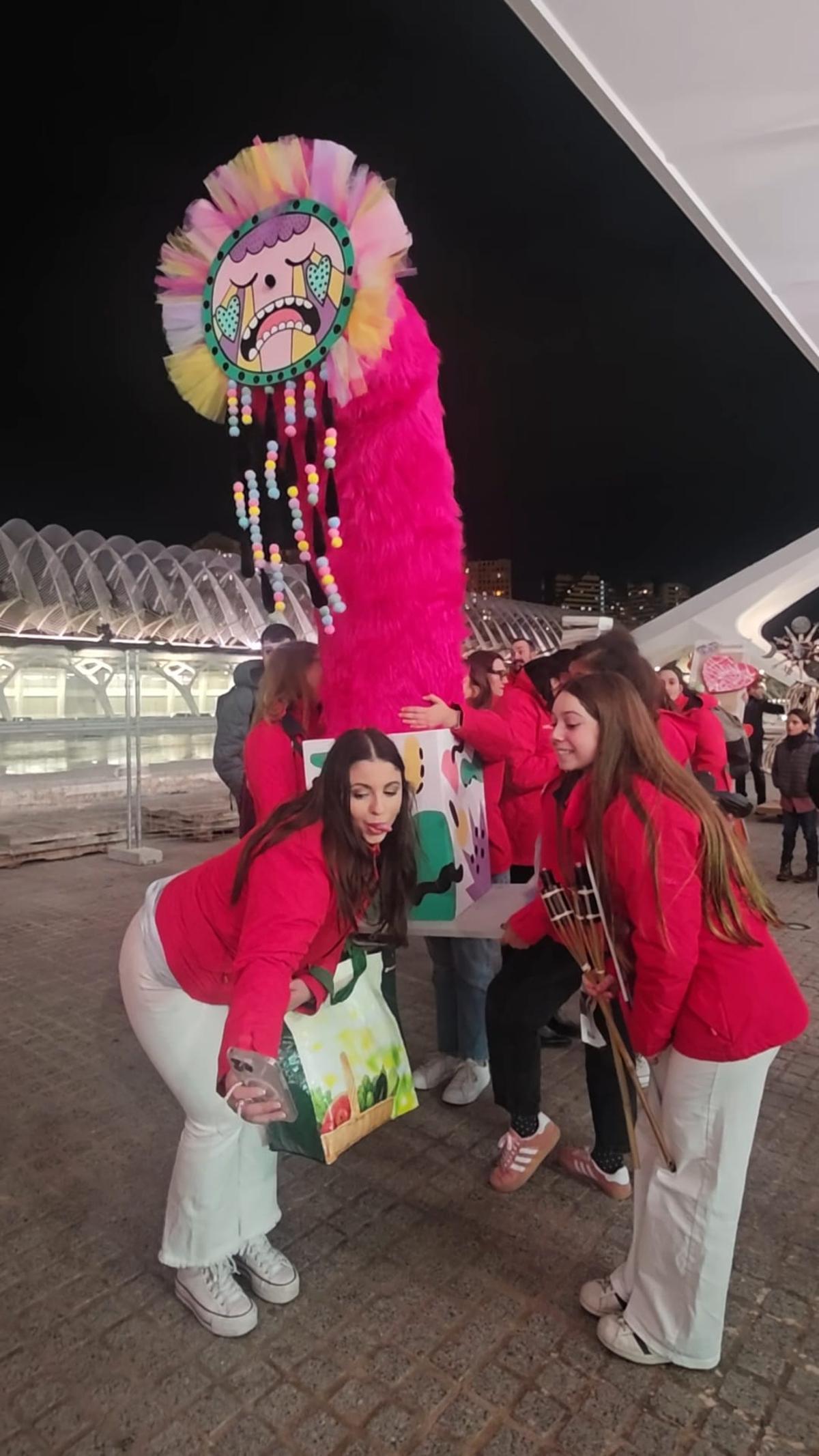 La Federación de Experimentales han llegado todas a la vez, en un pasacalle. Así llega Maestro Bellver.