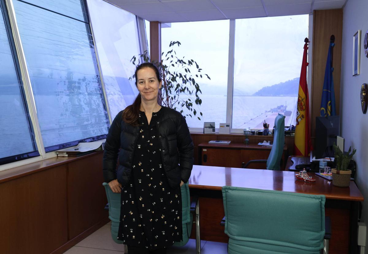 Jana Pérez, jefa del CCS de Vigo, en su despacho. Sobre la mesa, un remolcador de Sargadelos.