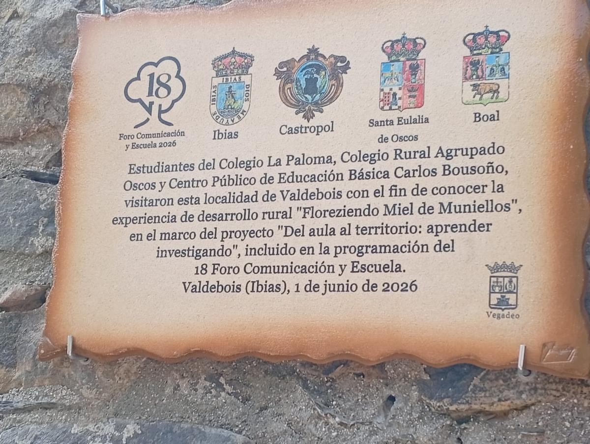 En imágenes: Una treintena de alumnos de Castropol, Boal y los Oscos descubren la apicultura tradicional en Ibias