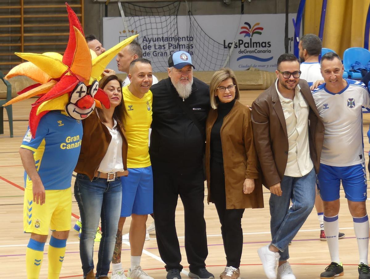 Murgueros del CD Tenerife y la UD Las Palmas disputan su primer partido solidario