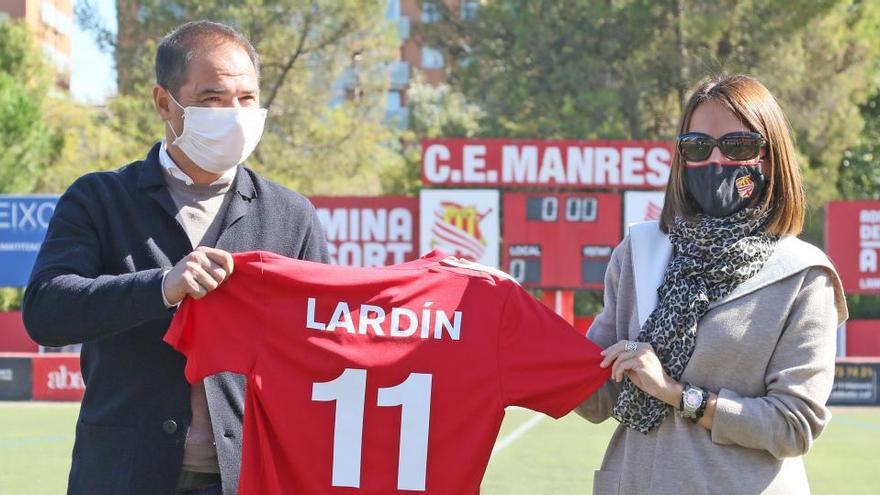 La presidenta del CE Manresa, Ruth Guerrero, ha fet entrega d&#039;una samarreta a Jordi Lardín