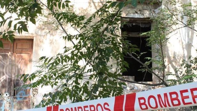 Precinto de la fachada principal del molino de Alfatego por los Bomberos.