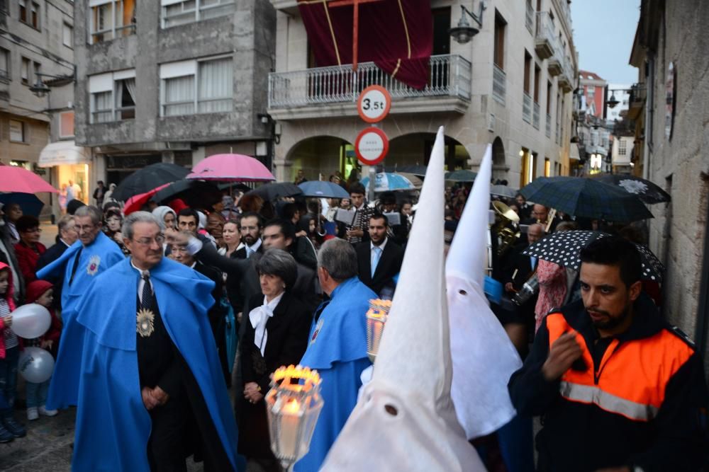 Recreacion de la Semana Santa de Cangas para el encuentro de cofradias que tuvo que ser acortado por las lluvias