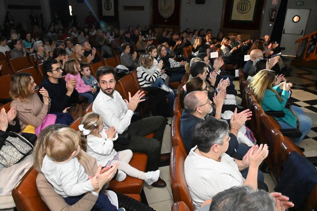 Cientos de personas llenaron el salón de actos de la Fundació Caixa Rural en el pregón de La Lira.