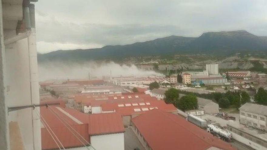 Un incendio en una fábrica de cloro en Sabiñánigo obliga a confinar a la población
