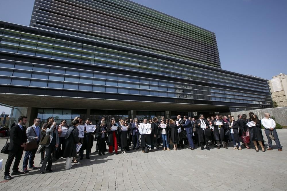 Protesta de jueces, fiscales y abogados ante la Ciudad de la Justicia de la capital grancanaria