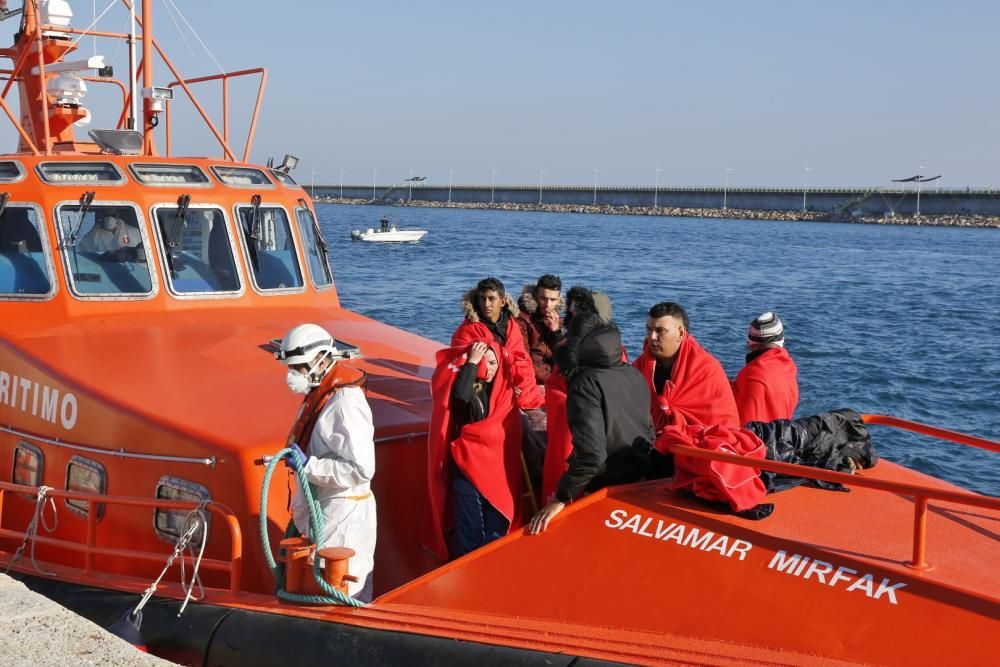 Guardia Civil, Cruz Roja y Salvamento Marítimo han puesto en marcha el protocolo para recepcionar a 24 personas rescatadas en el mar y que ocupaban una patera. 20 hombres y cuatro mujeres