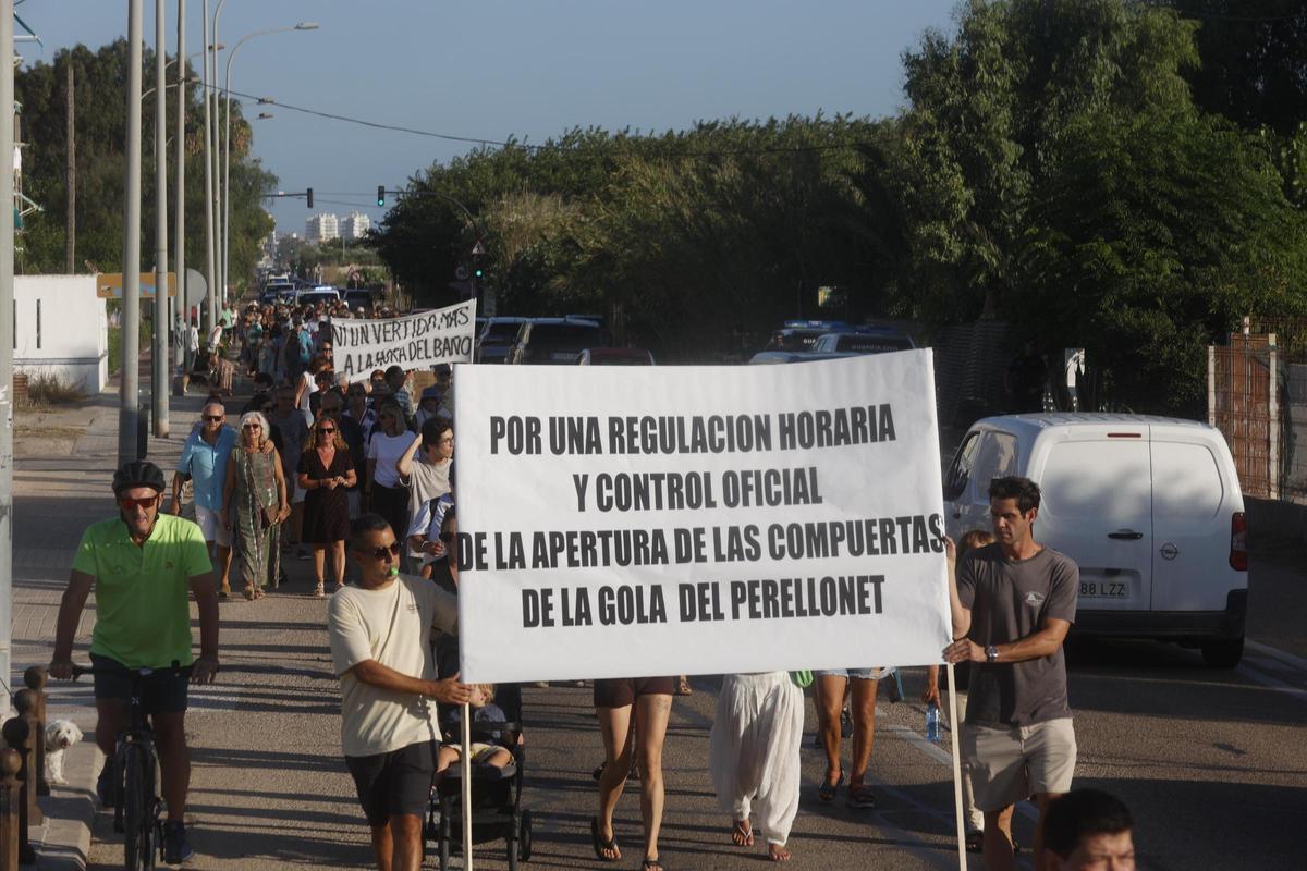 La manifestación en El Perellonet, en imágenes: exigen playas limpias y el control de las compuertas de l'Albufera