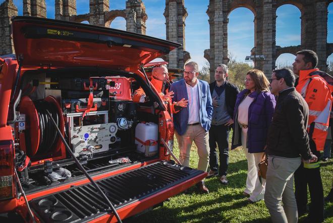 Así son los nuevos coches todoterrenos de bomberos de Mérida