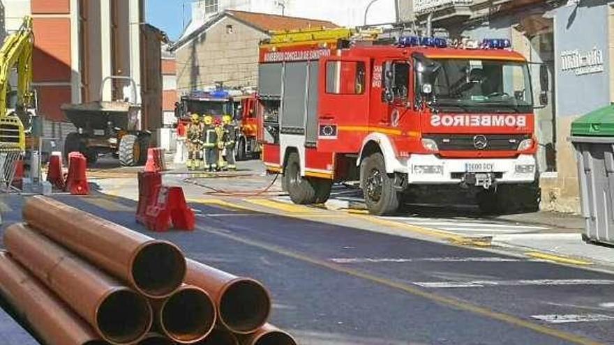 Bomberos atendiendo el incidente. // Santos Álvarez