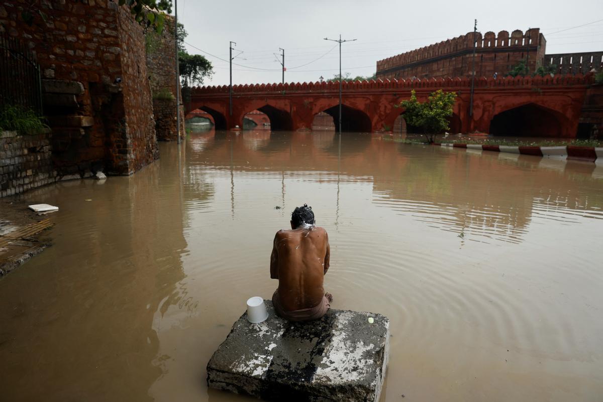 El río Yamuna se ha desbordado debido a las lluvias monzónicas en Nueva Delhi.