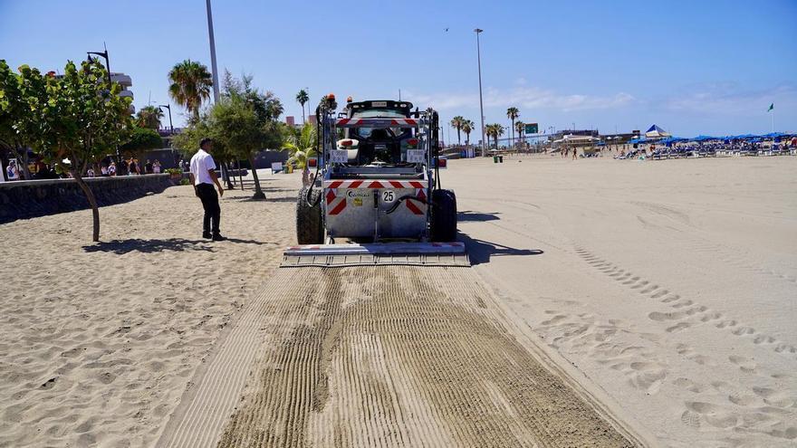 Arona invierte 400.000 euros en mejorar la limpieza de sus playas