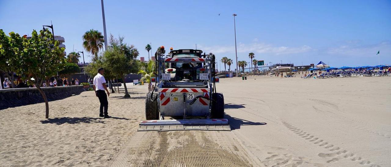 Nueva maquinaria de limpieza de arena de playas en Arona