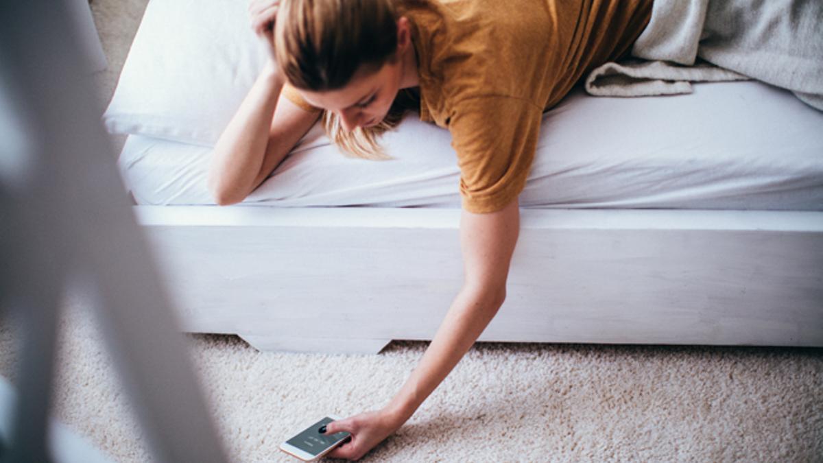 ¿Es malo dormir con móvil?
