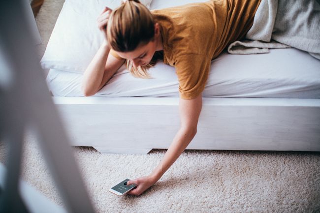 ¿Es malo dormir con móvil?