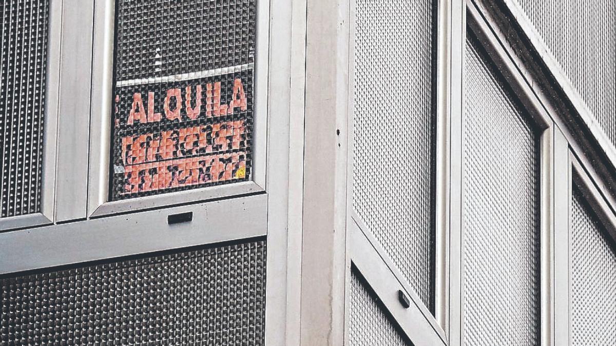 Cartel de ‘se alquila’ en la fachada de un edificio de Canarias.
