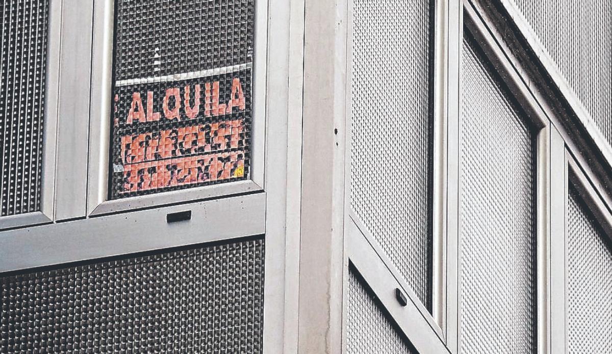 Cartel de ‘se alquila’ en la fachada de un edificio de Canarias.