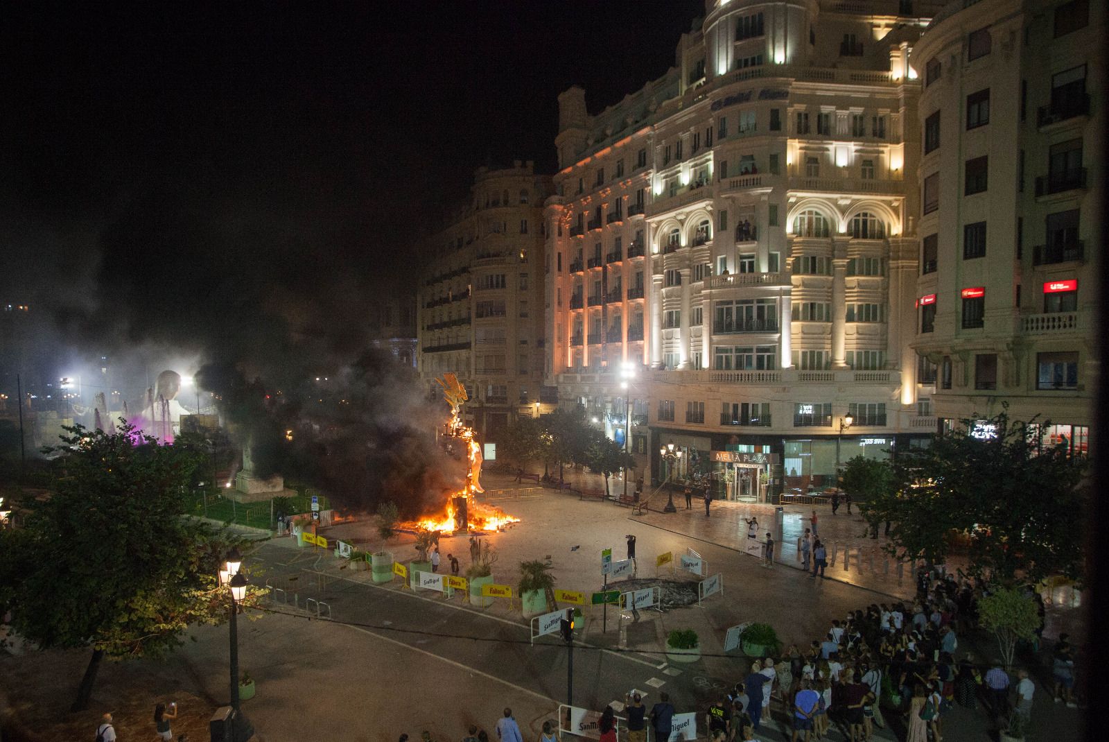 Así arden las otras fallas que se han plantado en la plaza del Ayuntamiento