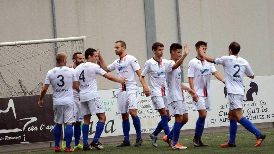 Los jugadores del Langreo felicitan a Omar Sampedro tras su tanto.