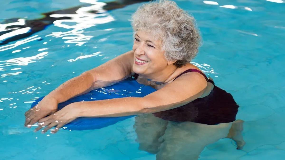 Una persona mayor en el agua