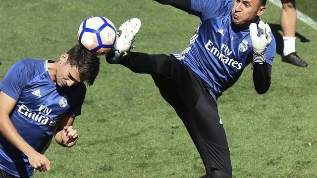 Keylor Navas realiza una entrada peligrosa durante el entrenamiento de este sábado