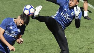 Keylor Navas realiza una entrada peligrosa durante el entrenamiento de este sábado.