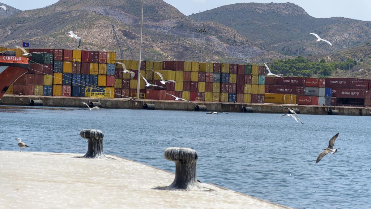 Contenedores en el Puerto de Cartagena.