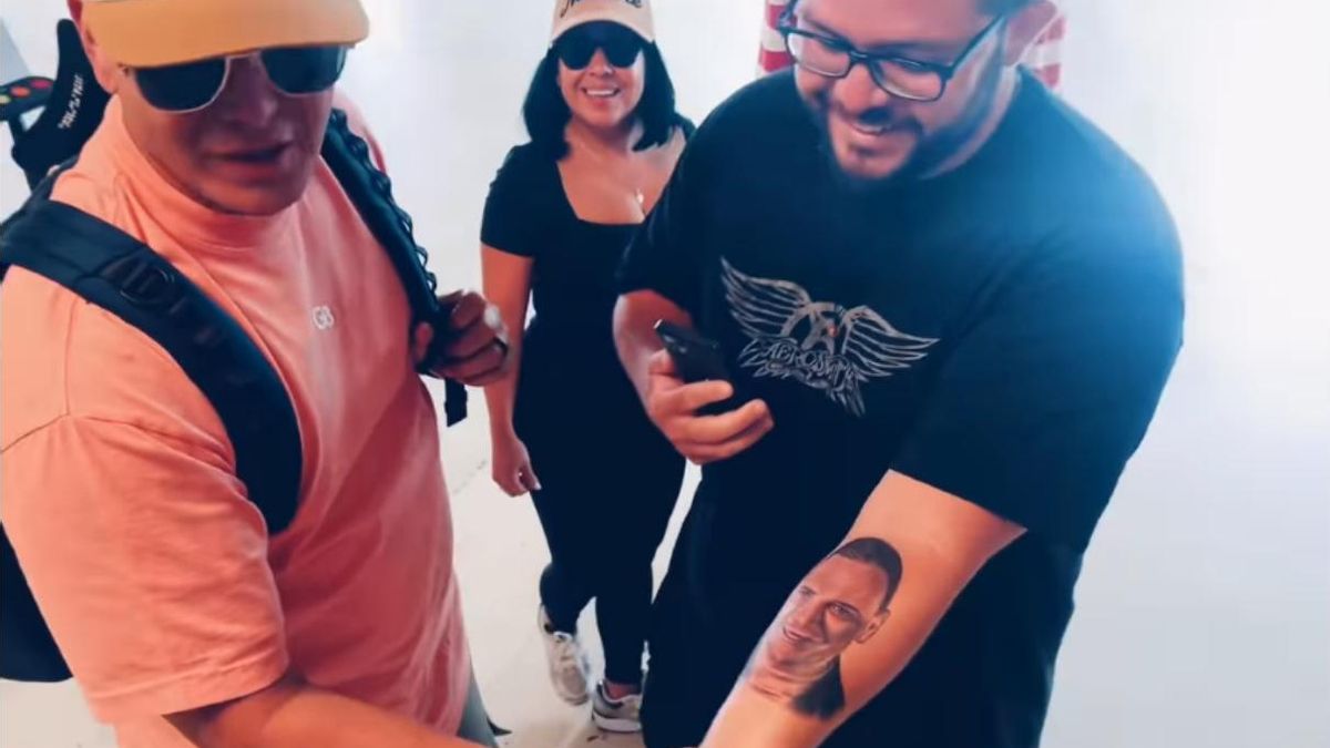 Un fan se tatúa la cara de Víctor Manuelle