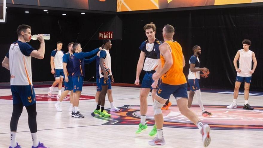 Una imagen del último entrenamiento de Valencia Basket ayer antes de viajar a Milán. | GERMÁN CABALLERO