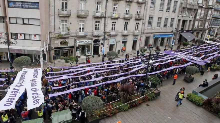 Alumnos de cuarenta institutos de secundaria de Vigo realizaron un tapiz humano para pedir &quot;detener&quot; la violencia de género. // Marta G. Brea