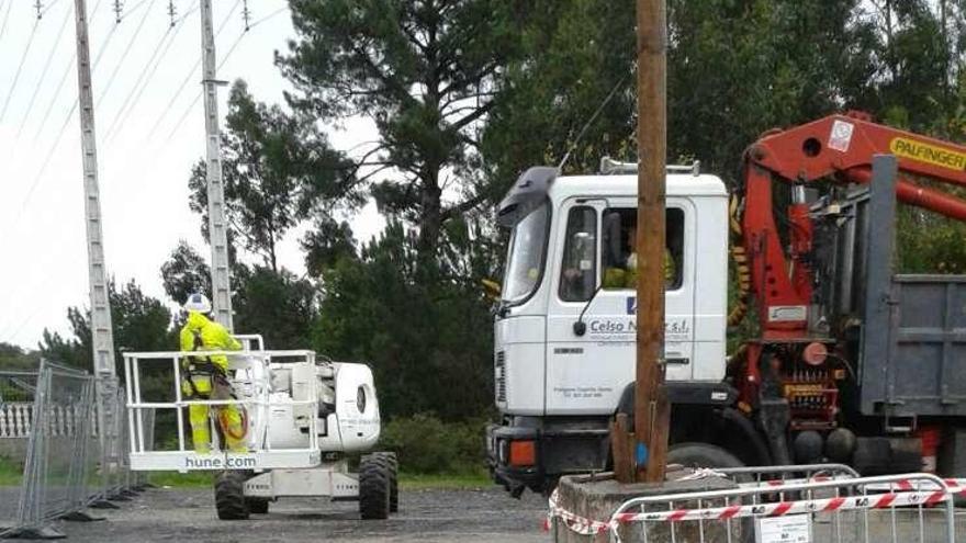 Operarios ayer junto a los postes de alta tensión en San Marcos.