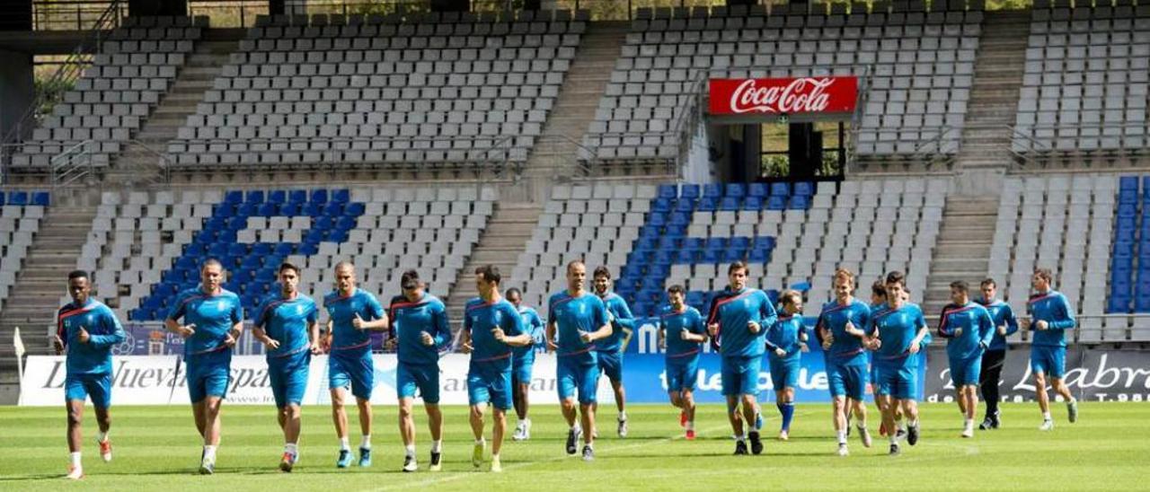 Los jugadores del Oviedo, durante un entrenamiento de este año en el Carlos Tartiere.