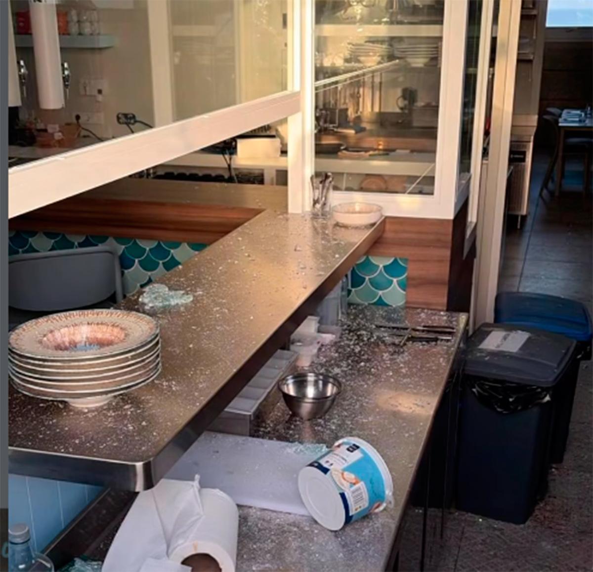 Destrozos en el loca Faro Pequeno de Baiona tras un robo denunciado por el propio negocio.
