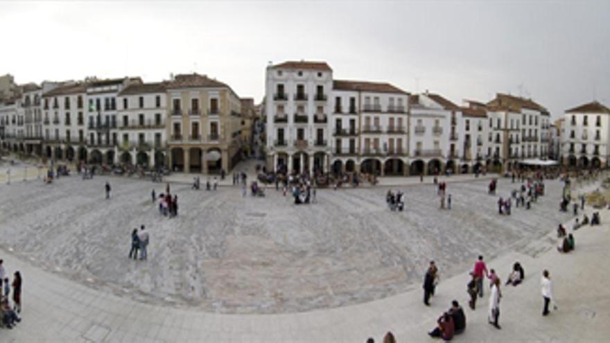 La alcaldesa de Cáceres califica de &quot;éxito&quot; la reapertura de la Plaza Mayor, que estará terminada en &quot;diez días&quot;