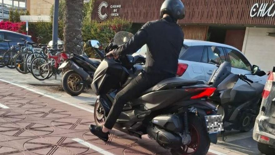 Motorista en la avenida Joan Carles I.