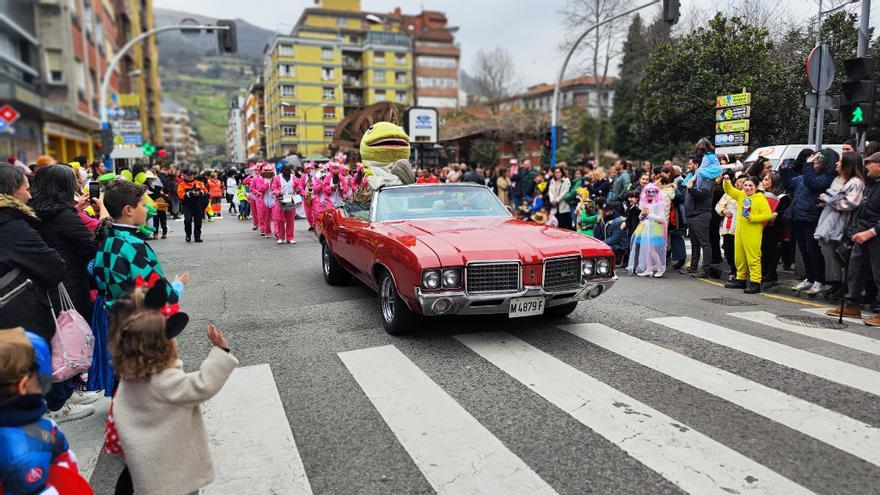 Mieres teje el Antroxu: Así fue el Carnaval infantil liderado por la Truchona del Caudal