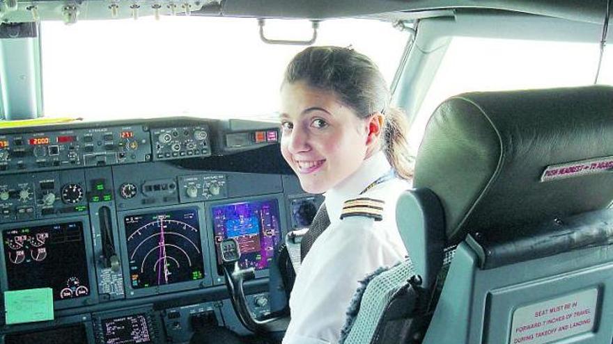 Un sueño cumplido. Arriba, Aida Jiménez, en la cabina de uno de los aviones de la compañía Ryanair. Sobre estas líneas, su visión de la pista de despegue desde el puesto de piloto; y a la derecha, con uniforme oficial al lado de uno de los motores de un avión.