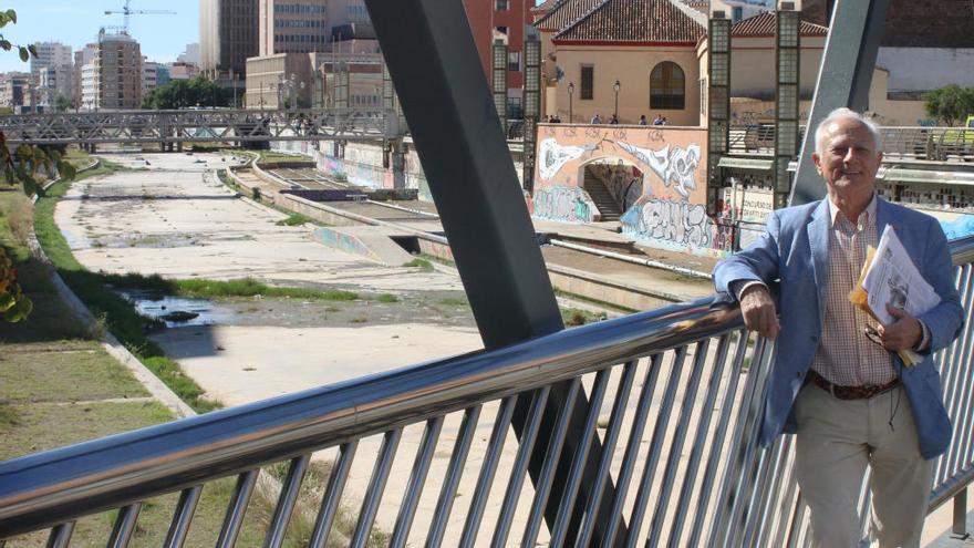 Manuel Olmedo, ayer, en el puente de La Trinidad, el mismo lugar que la entrevista del año 2000 para La Opinión.