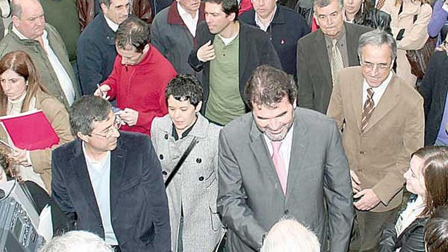 Carmen Boente, a la izquierda de Quintana cuando se inauguró la caldera de biomasa de la parroquia de Xinzo.