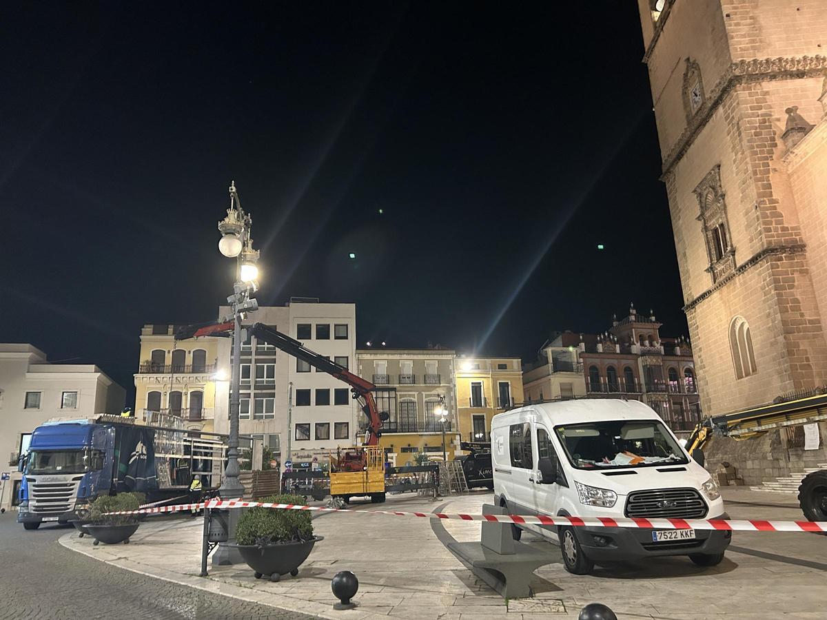 Trabajadores de Ximénez, la noche del miércoles, en la plaza de España, para terminar a tiempo la iluminación navideña.