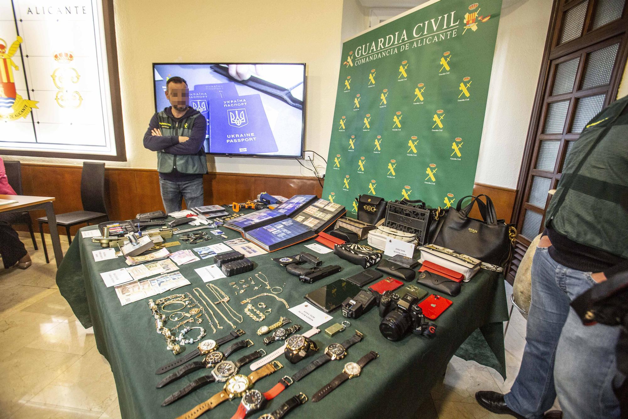 Artículos recuperados por la Guardia Civil que una banda ucraniana robaba a compatriotas refugiados en la Vega Baja