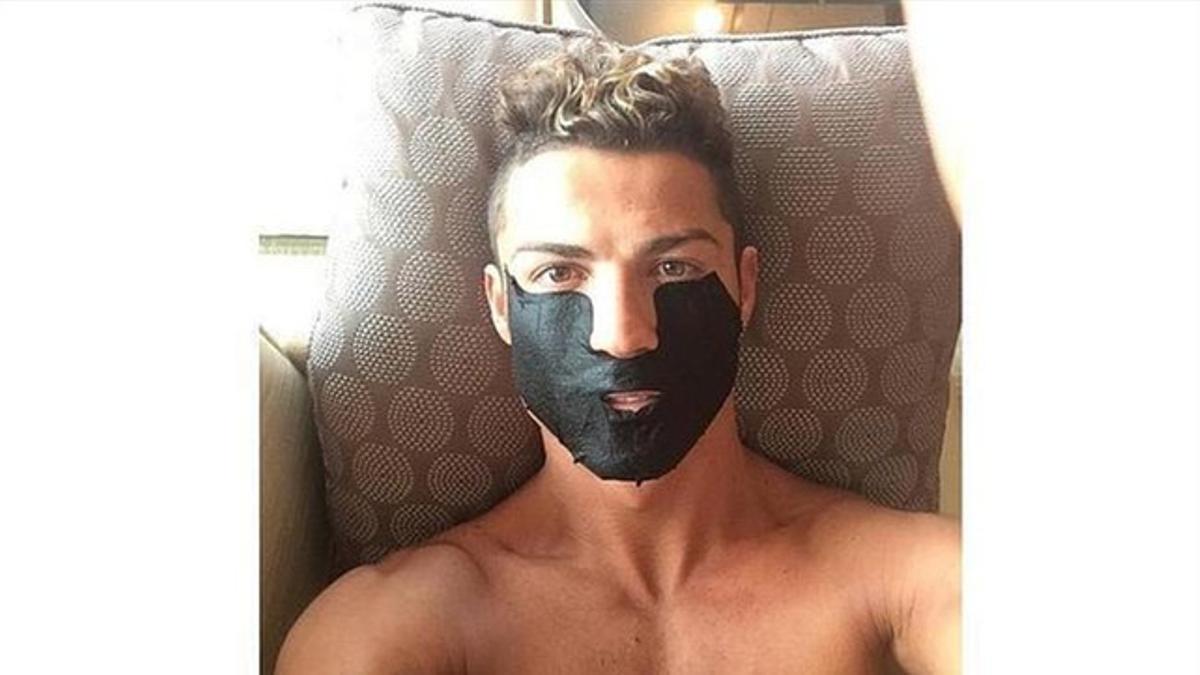 Ronaldo se pone la mascarilla